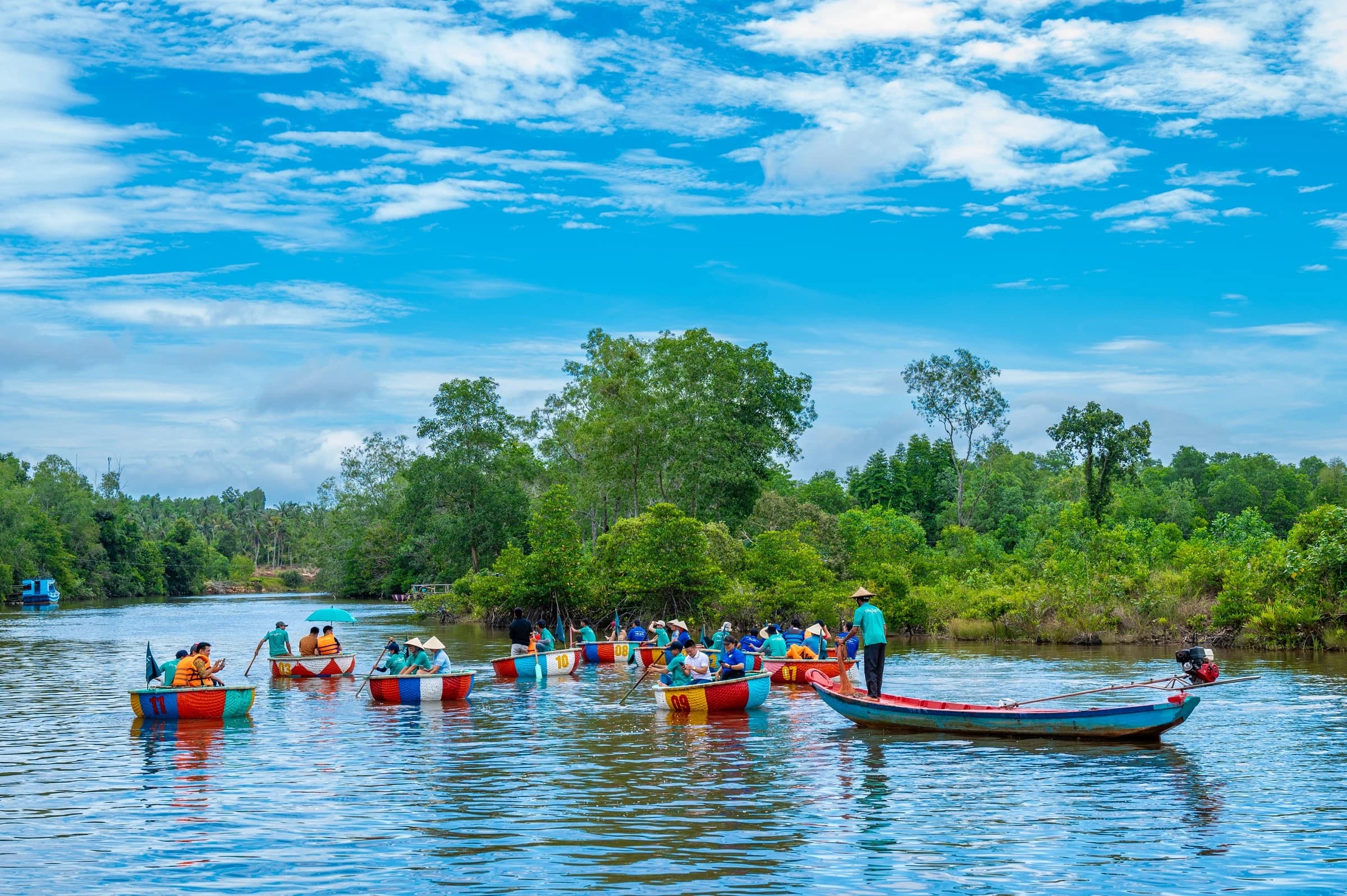 Basket boats and passengers on Cua Can River