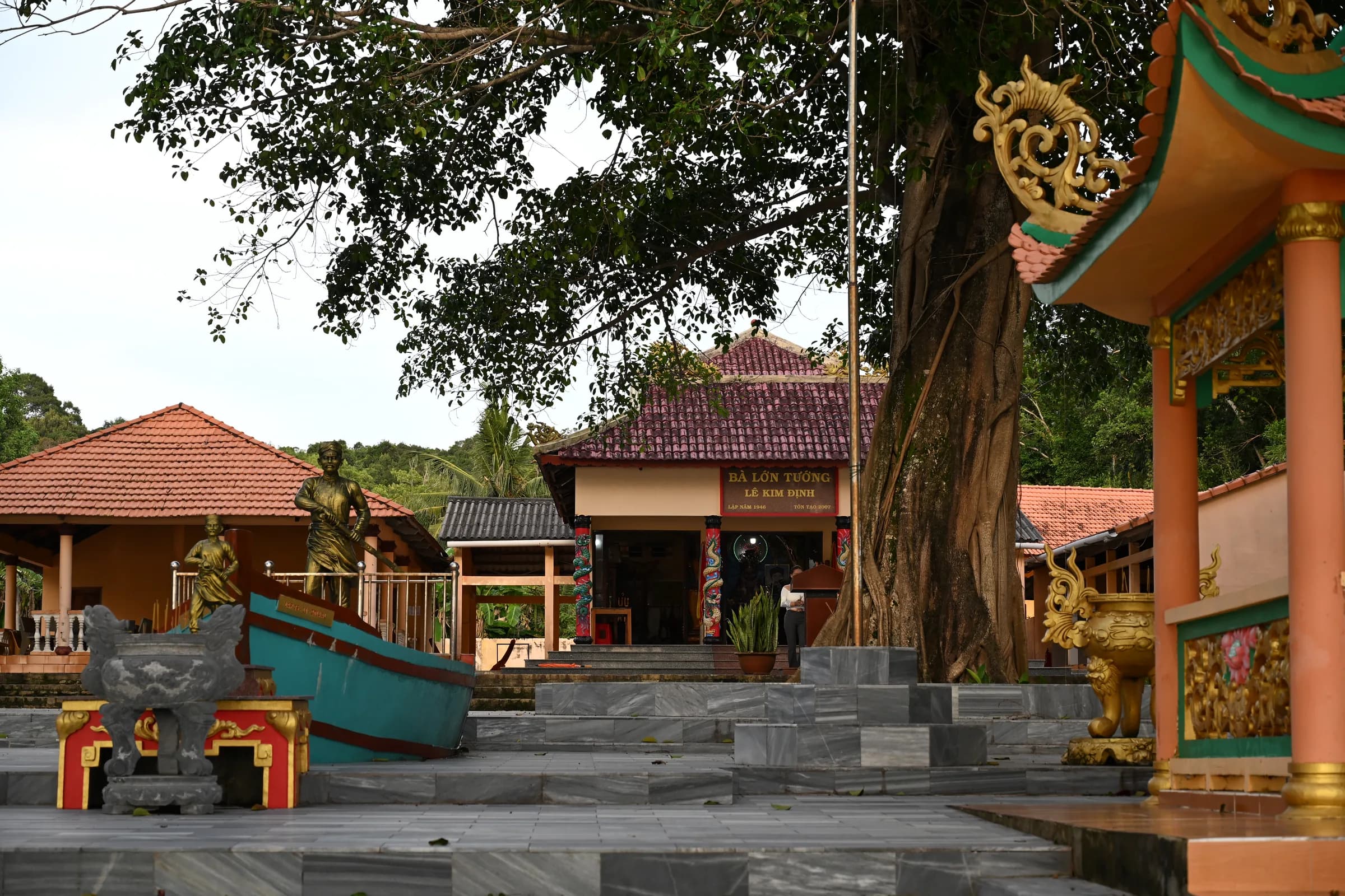 Dinh Ba courtyard beside the coast in Ong Lang