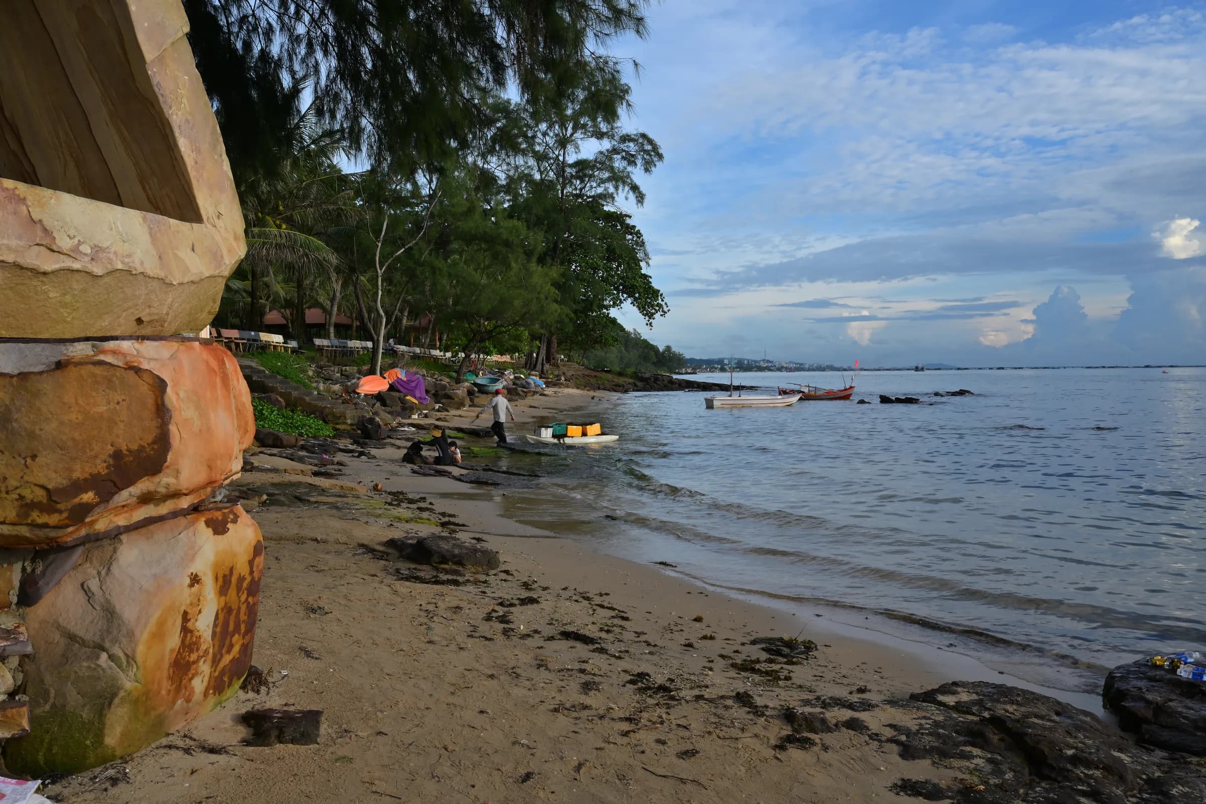Small sandy stretch beside the shore at Ong Lang