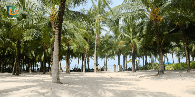 An image of the entrance to Khem Beach from a resort