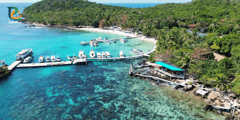 Phu Quoc hon May Rut with boat tours, wooden piers, clear water, rocks, and beach