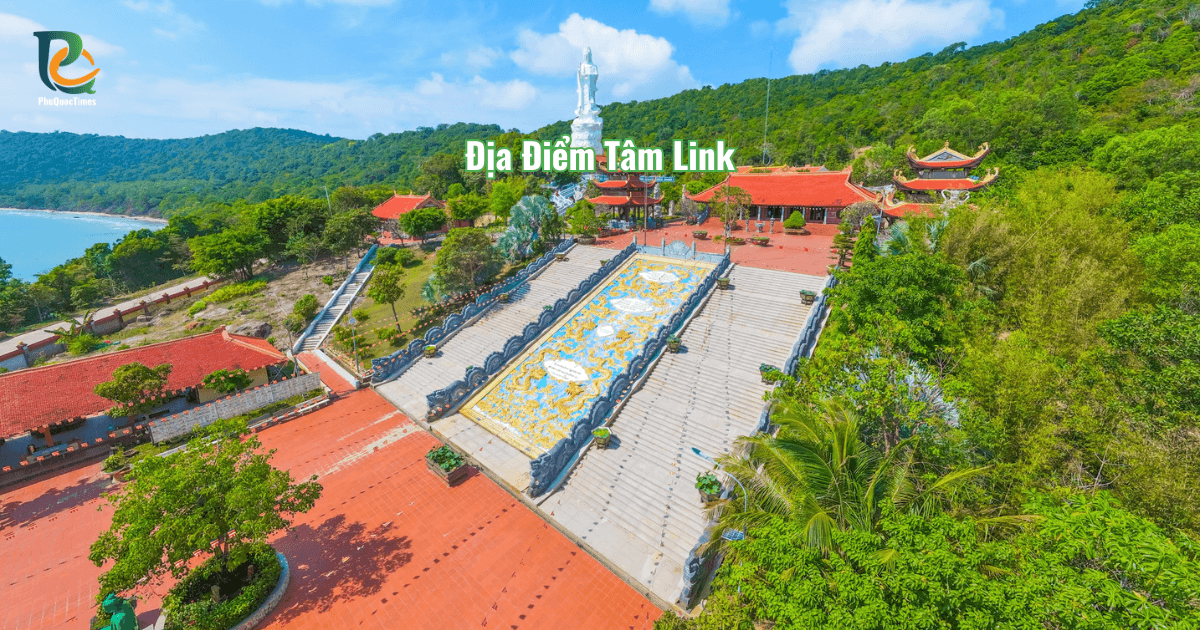 Toàn cảnh chùa hộ quốc với đường đi, núi rừng và view biển